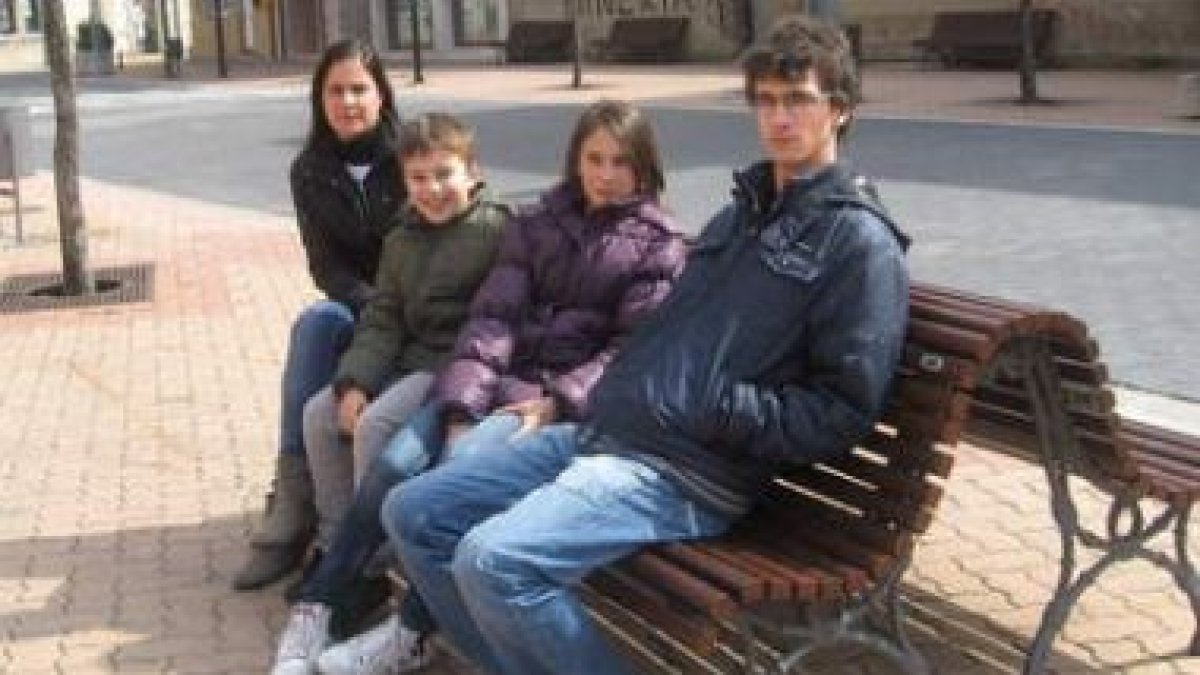 Sonia Caamaño posa con sus tres hijos en La Robla.