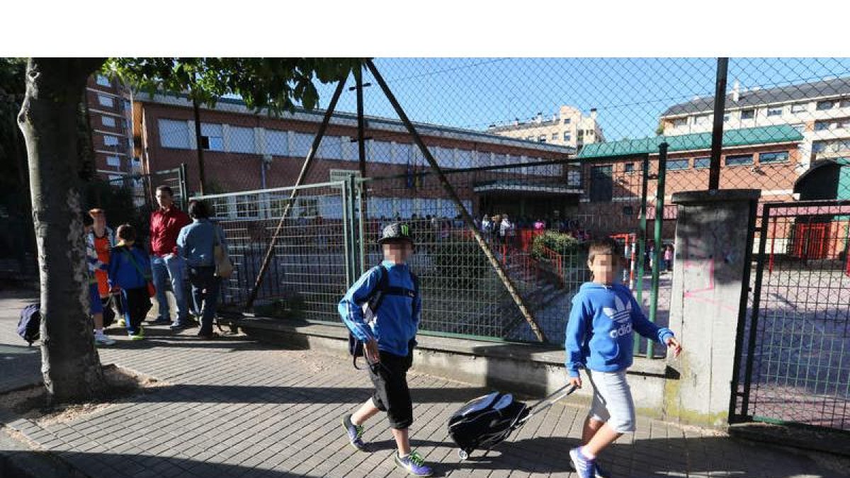 Alumnos del Campo de los Judíos frente al centro el día de su traslado al colegio La Puebla