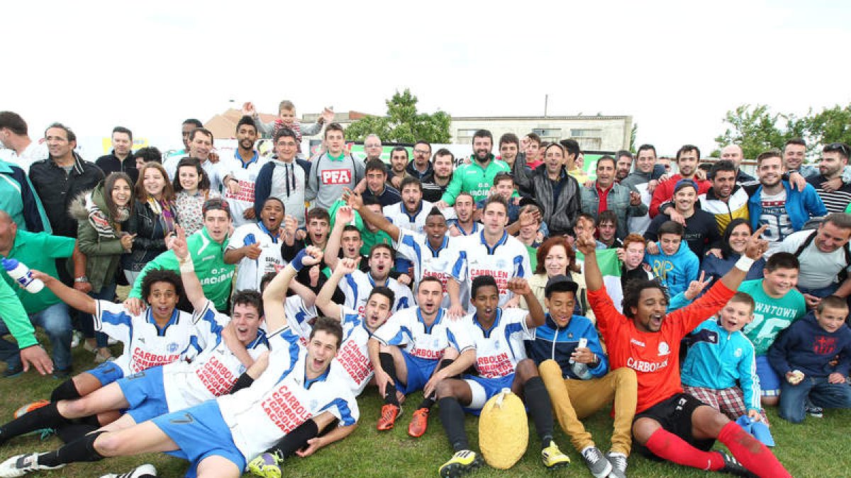Los jugadores del equipo lacianiego celebran con su afición el título y ascenso logrado