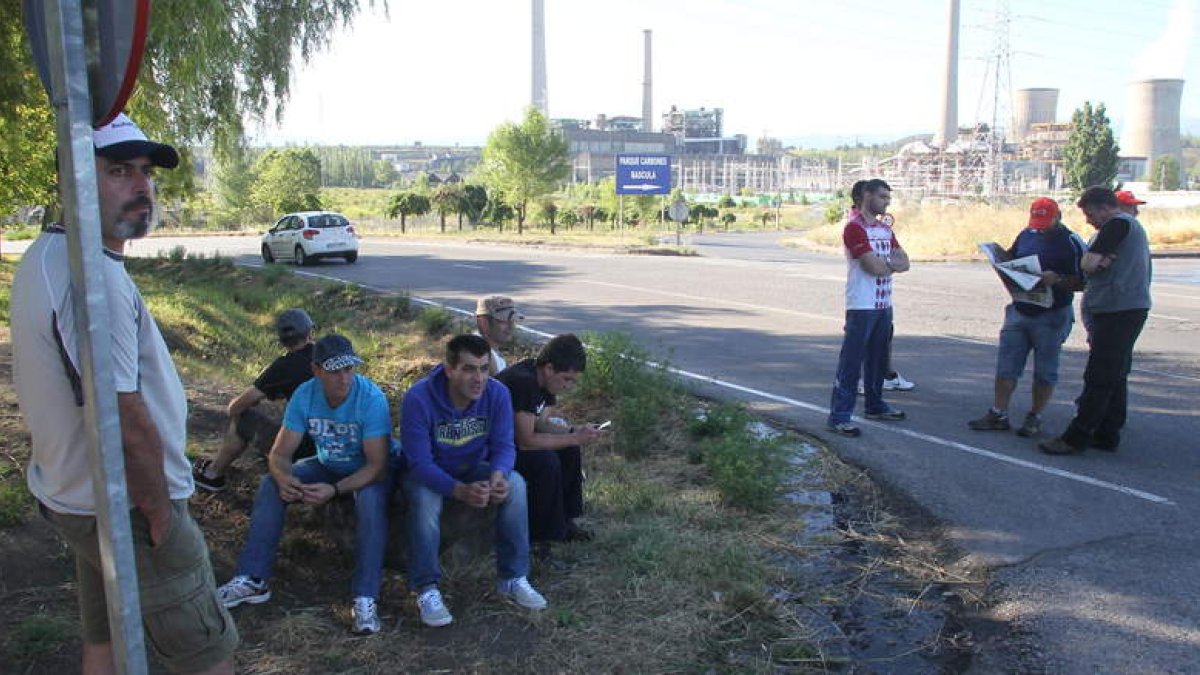 El piquete minero del Bierzo bloqueó desde las ocho de la mañana de ayer la entrada de camiones a la central de Compostilla.