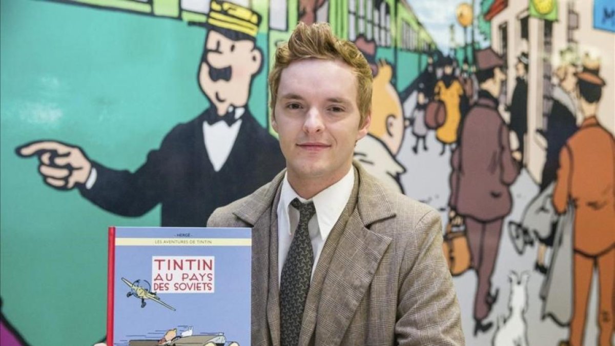 Un actor disfrazado de Tintín, posa con la edición en color de 'Tintín en el país de los soviets', en Bruselas, el lunes.