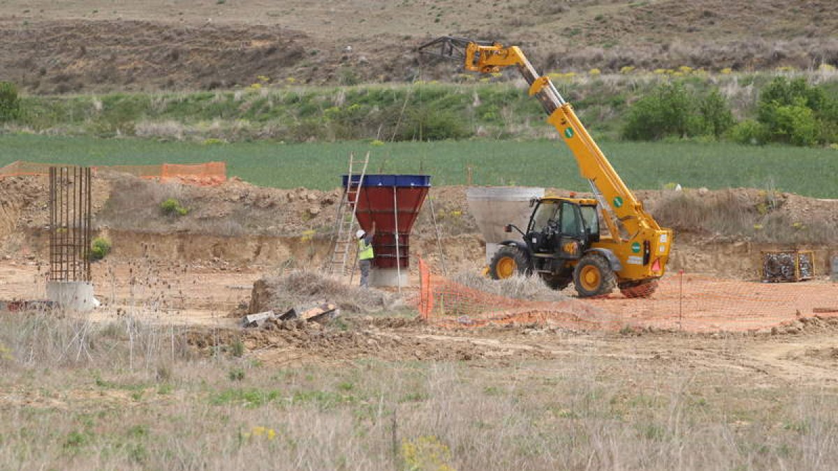 Imagen de la construcción de las pilastras de la A-60, durante la semana pasada en Lancia. RAMIRO
