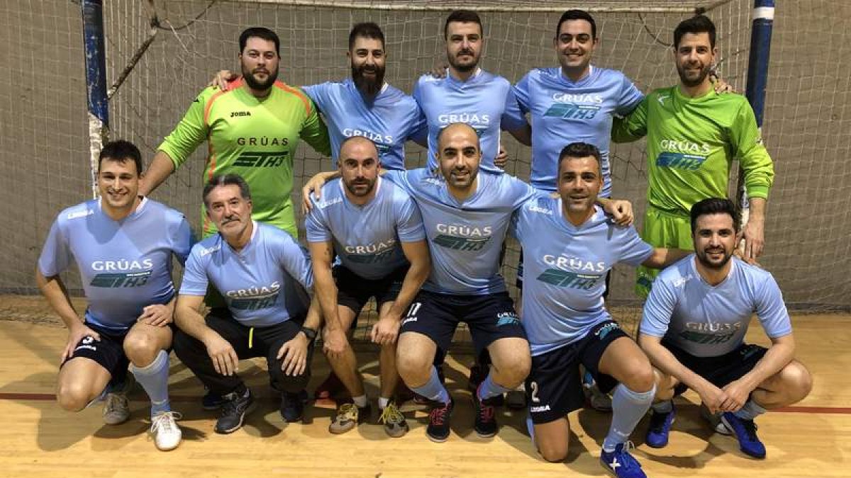 Formación del equipo Grúas TH3 que disputa la Liga Veteranos Asisa.