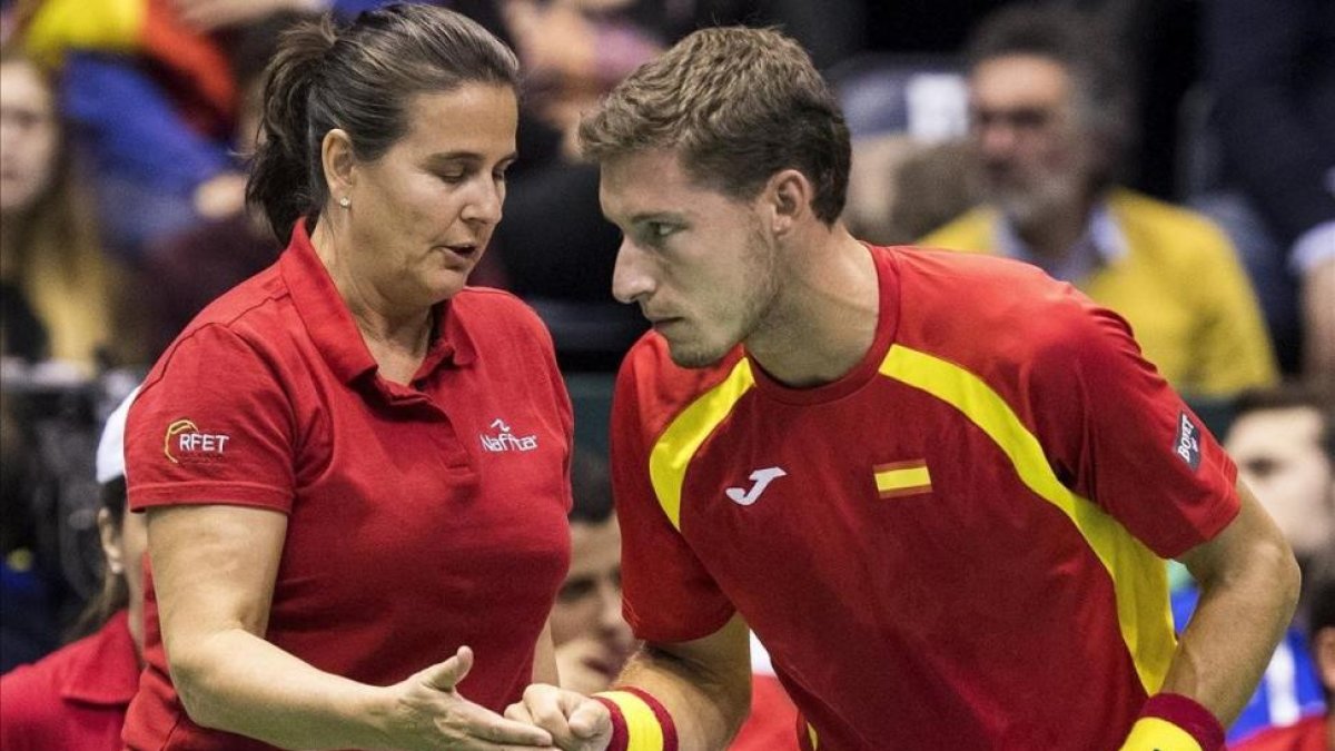 Pablo Carreño y la capitana de la Davis hasta ahora, Conchita Martínez , en la eliminatoria de abril ante Serbia