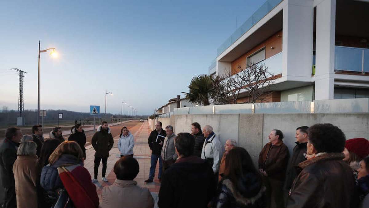 Vecinos afectados, reunidos para emprender medidas. JESÚS