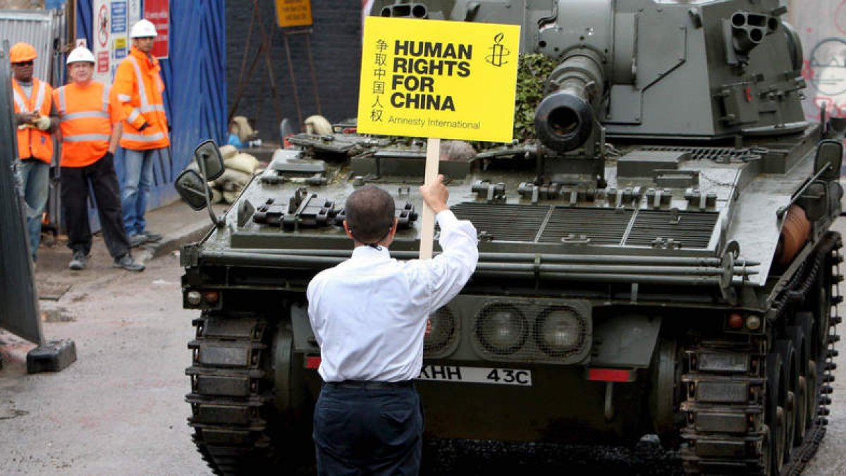 Shao Jiang, superviviente de los enfrentamientos de la plaza de Tiananmen de Pekín, se coloca delante de un tanque en Londres, el 3 de junio de 2008. Jiang ha recreado la famosa imagen del ‘hombre del tanque’.