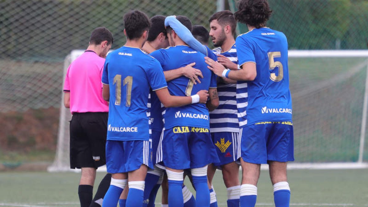Los jugadores blanquiazules celebran uno de sus goles ante los mansilleses. L. DE LA MATA