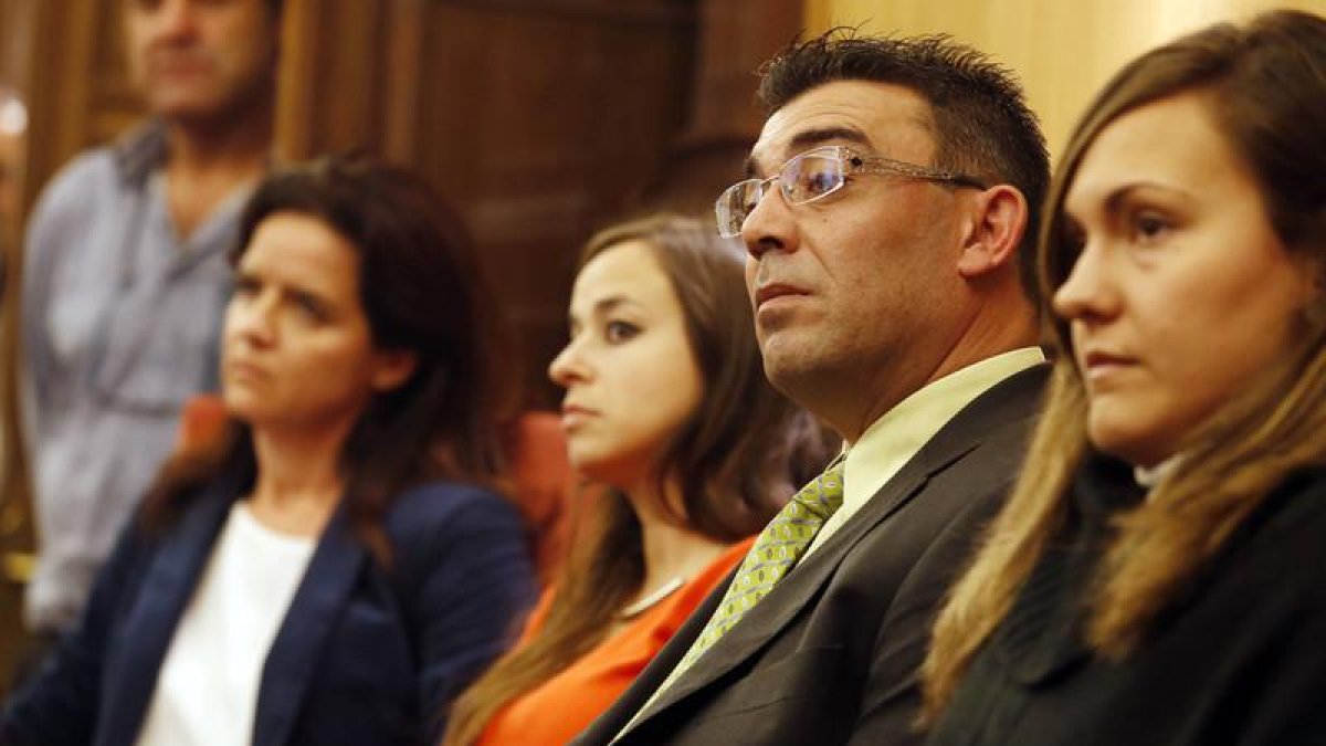 Pedro Llamas sentado en su escaño en el salón de plenos del Ayuntamiento de León