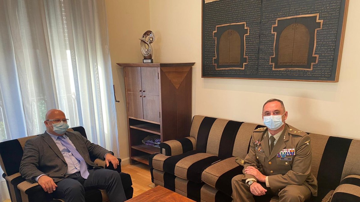 el subdelegado del Gobierno en León recibe al General Jefe del Mando de Artillería de Campaña y Comandante Militar de León
