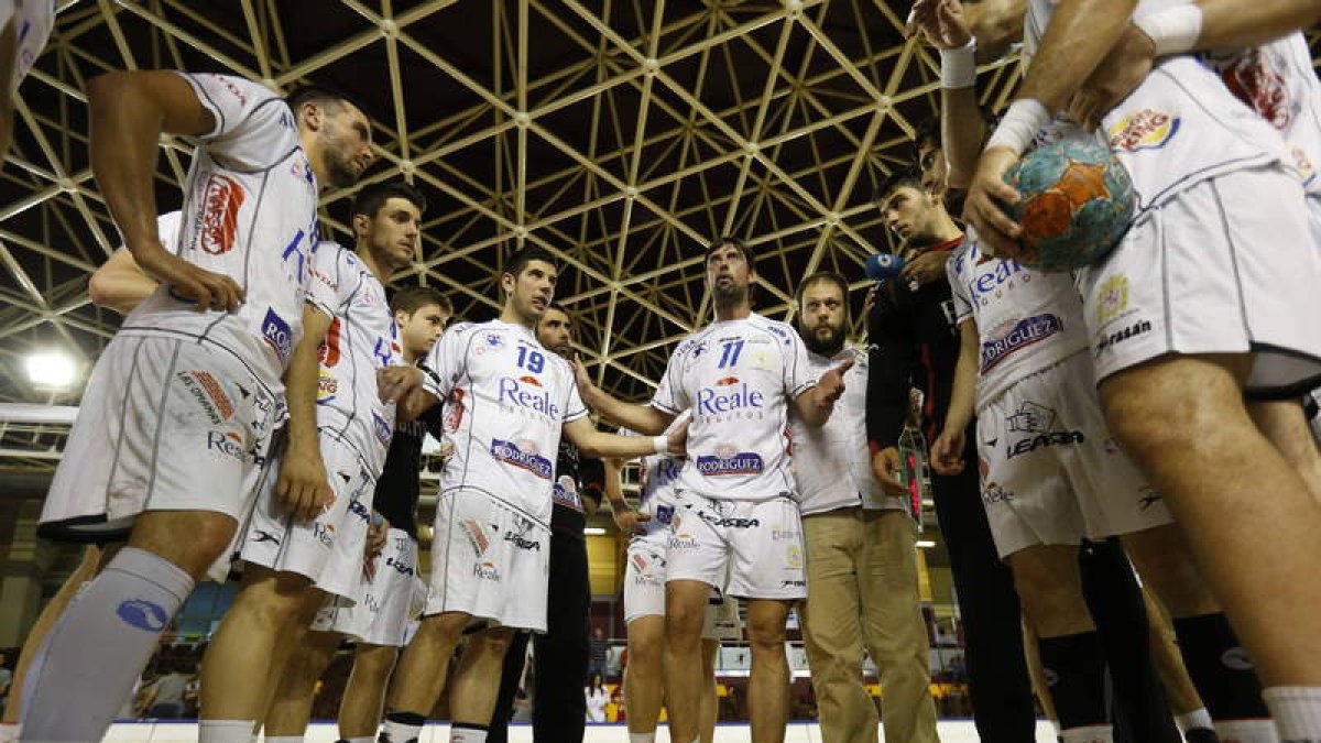 Los jugadores del Ademar durante un partido de la pasada campaña.