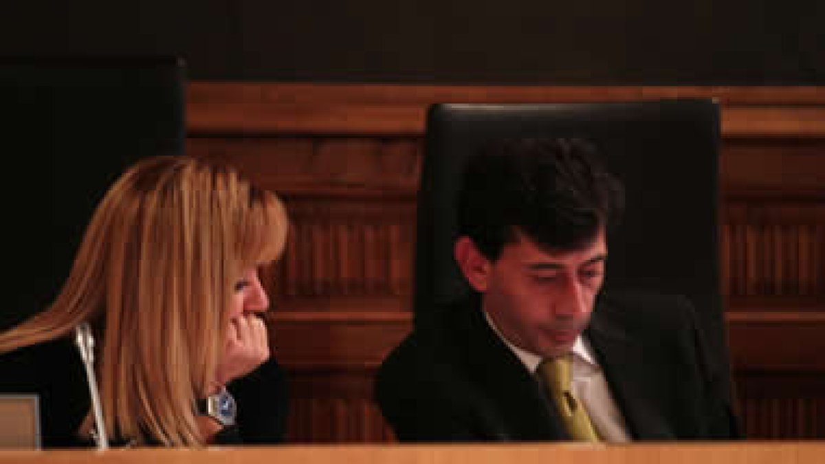Isabel Carrasco conversa con Jaime González en el pleno.