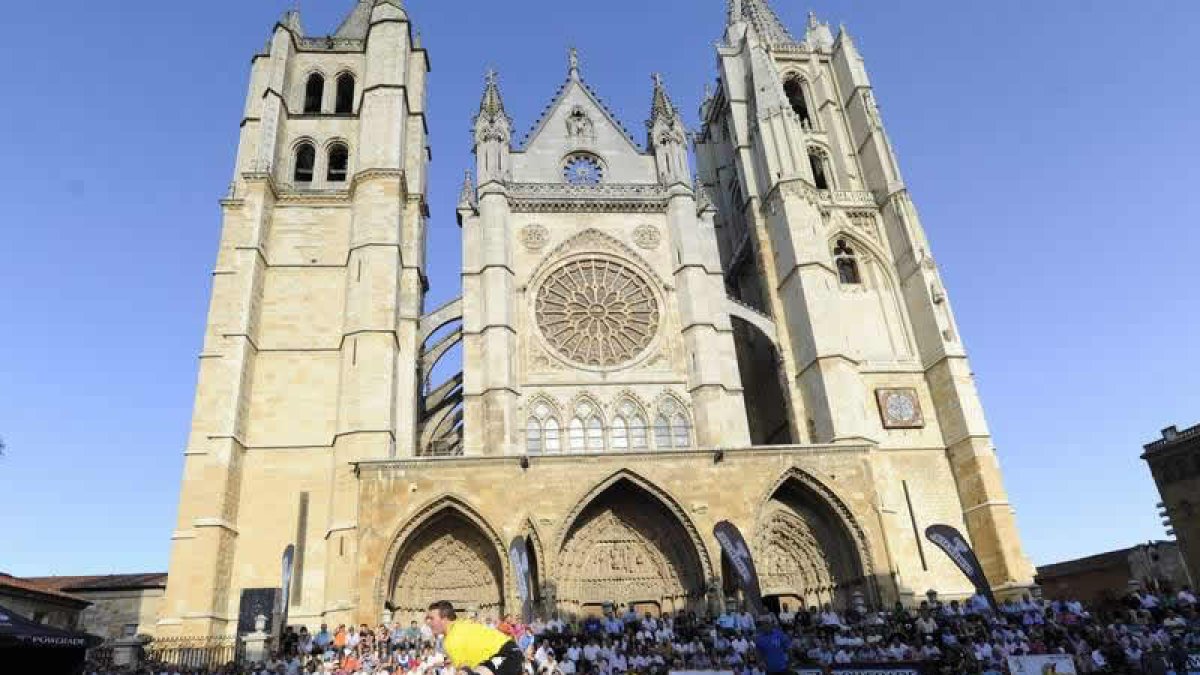 La plaza de la Catedral acogió un corro espectacular con un extraordinario número de aficionados que siguieron los combates.