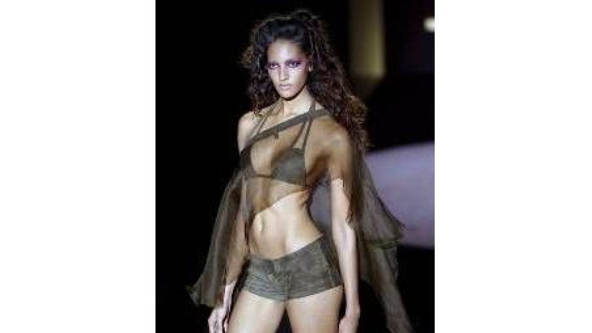 Una modelo desfila con una creación de Hannibal Laguna en la pasarela Gaudí