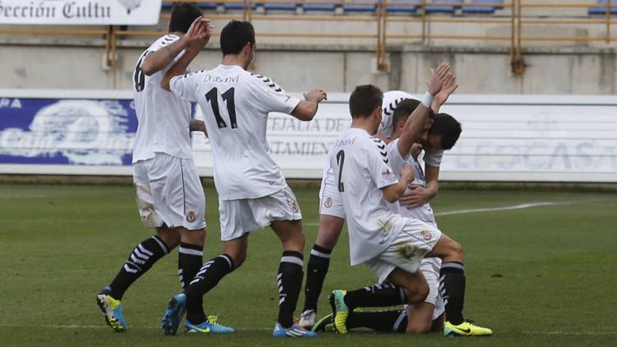Los jugadores de la Cultural celebran el gol de Góngora
