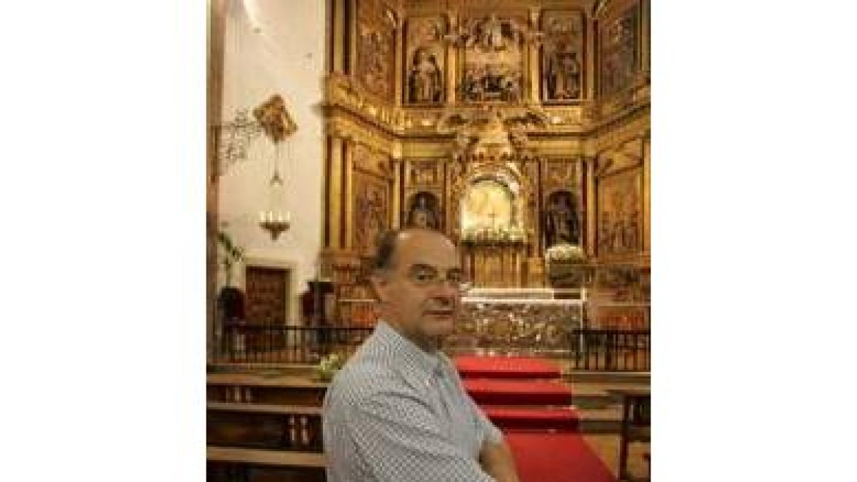 Vicente Fernández, junto al retablo de La Encina, pintado por Velázquez