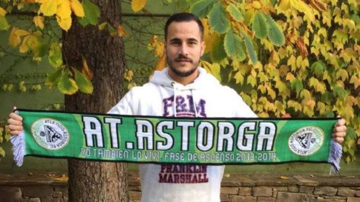 Kike Reguero posa con la bufanda del Astorga. ATLÉTICO ASTORGA