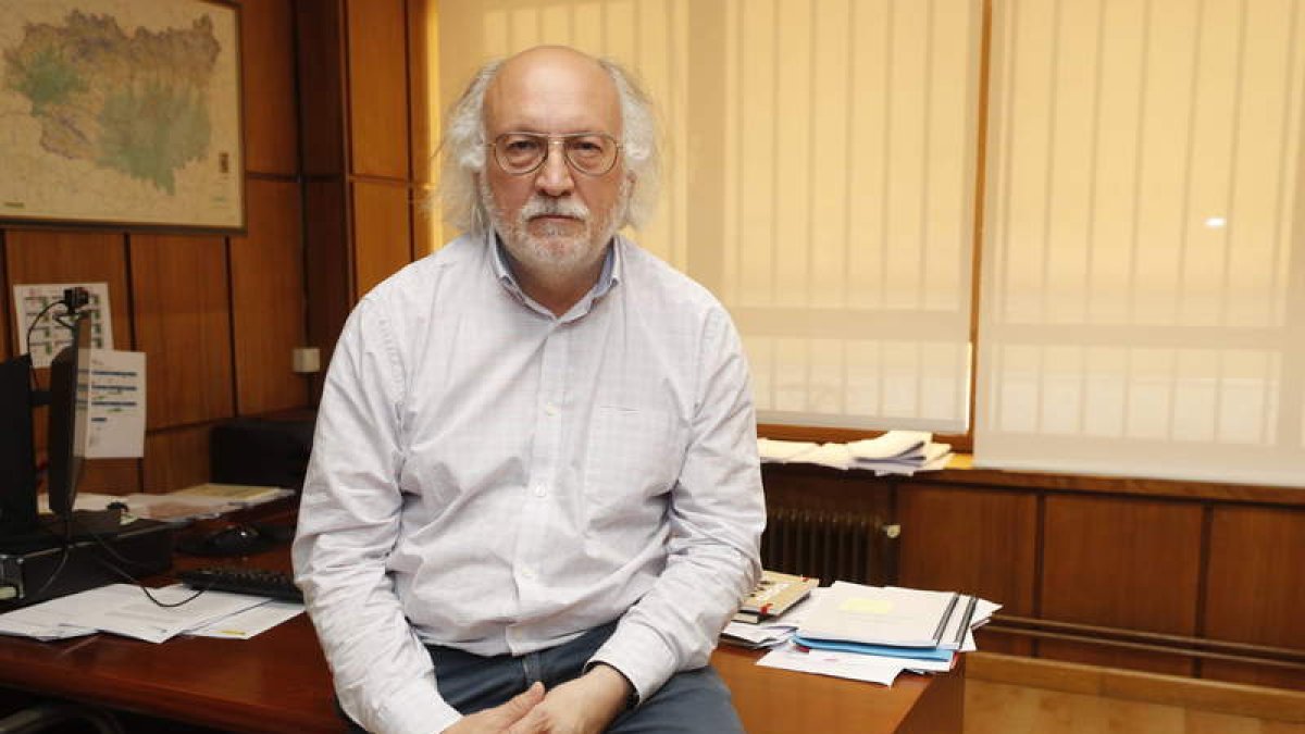 El director provincial de Educación, Javier Álvarez, en su despacho. RAMIRO