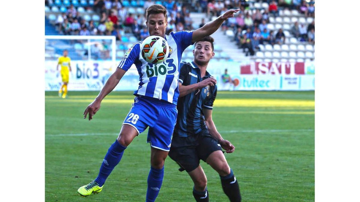 Adán y Borjina, los dos productos más recientes de la cantera deportivista, pelean por un balón