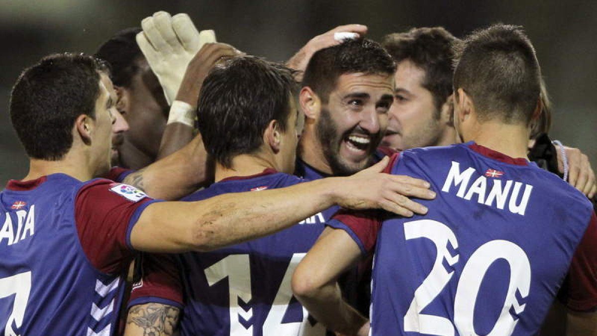 Los jugadores del Eibar celebran el triunfo ante el Almería.