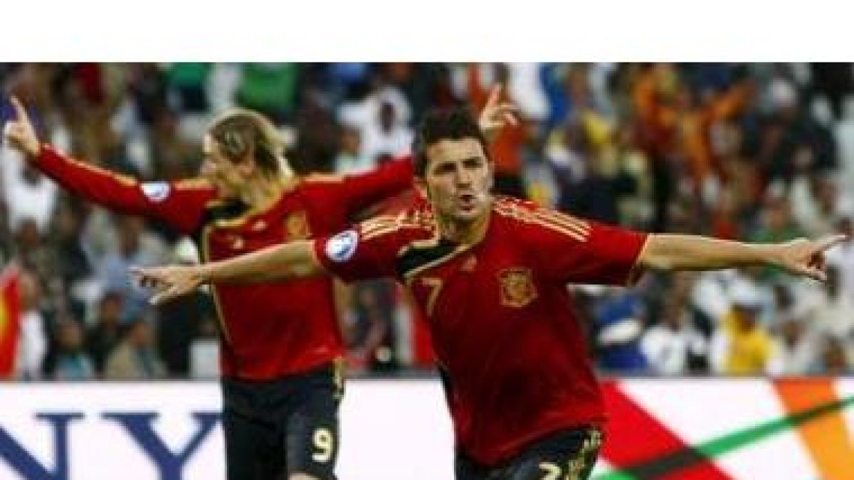 David Villa, en primer plano, celebra su gol contra Irak en presencia de su compañero Fernado Torres