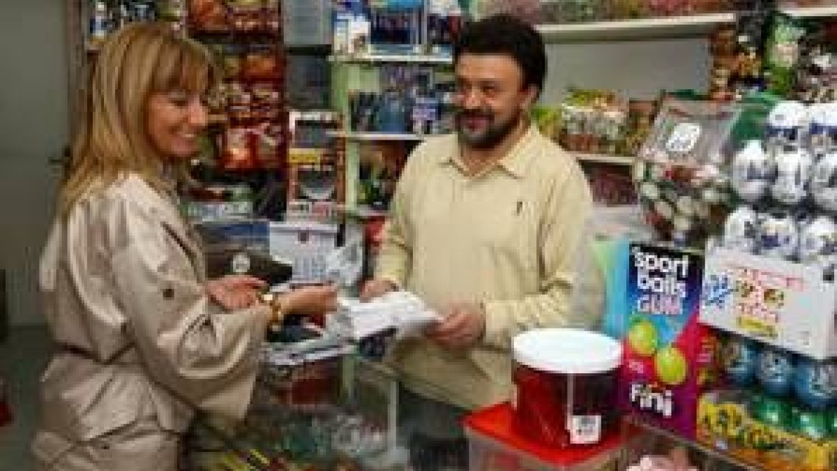 María Eugenia Gancedo inició la campaña en un kiosco de la zona del Lidl