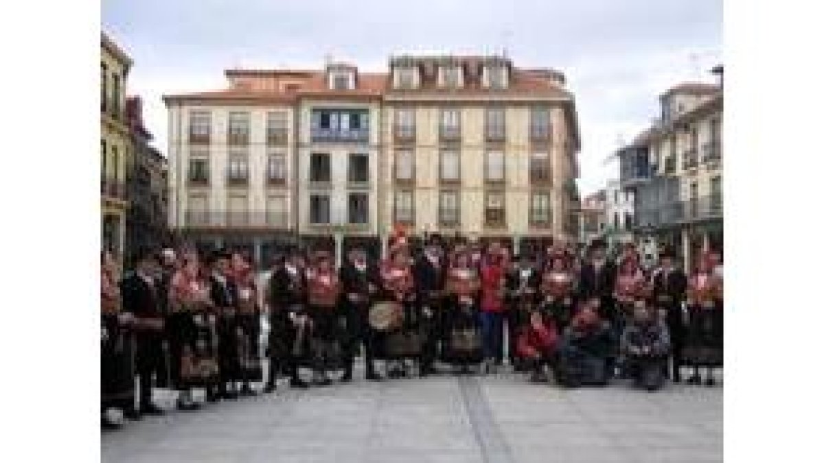 Imagen de familia del equipo con los astorganos
