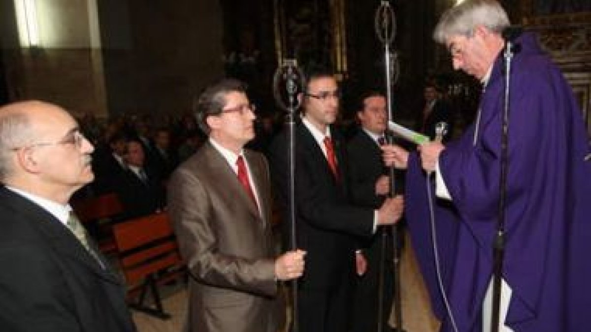 Luis Miguel Robles, tercero por la izquierda, en la toma de posesión