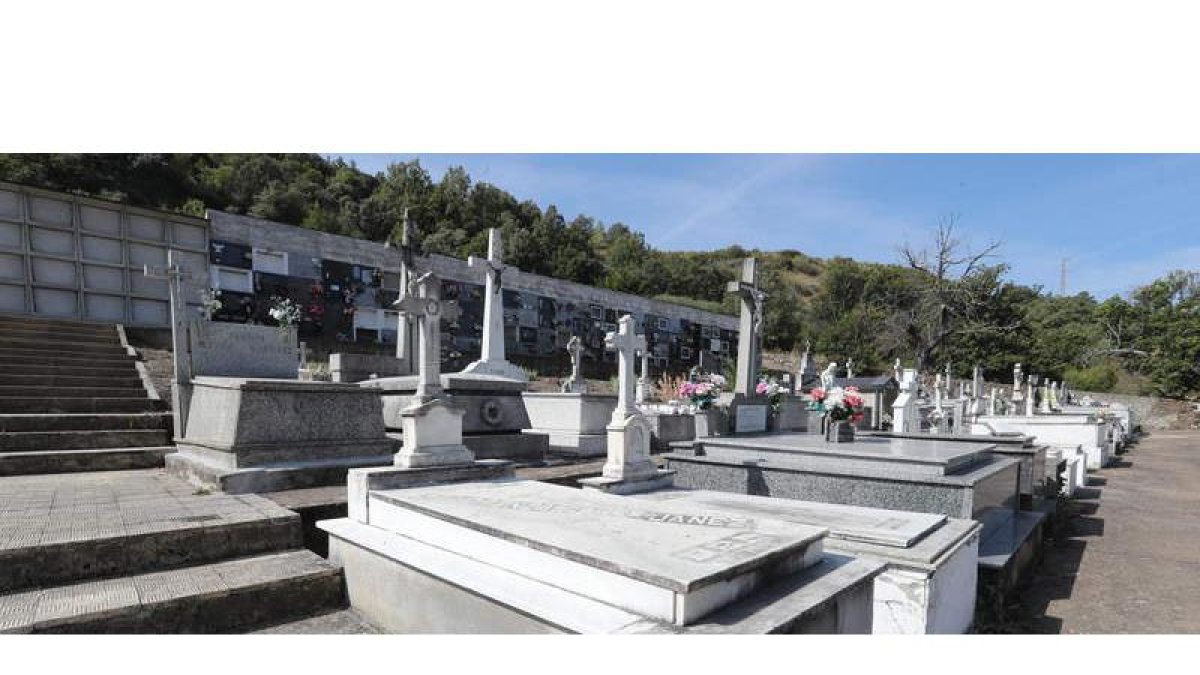 Arriba, cementerio de Torre, de donde fueron exhumados los restos de Ildefonso Álvarez en 1959.