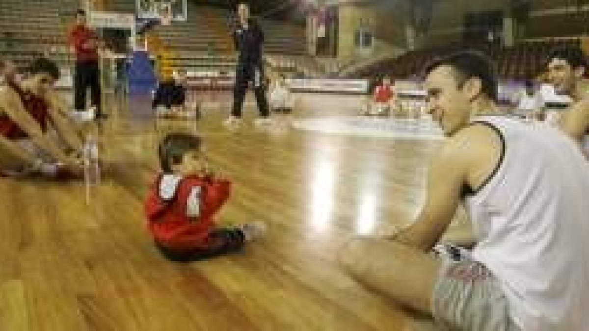 Borja Larragán, con su hijo, tras un entrenamiento en el Palacio