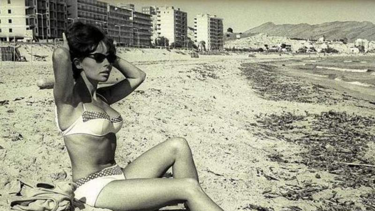 El bikini en Benidorm en el libro de Pedro Zaragoza. E.M.