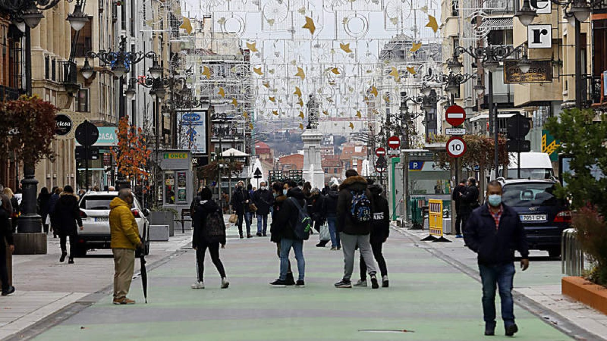 Vista de Ordoño II, ayer, que estrena decorado para el peatón en el centro de la ciudad. MARCIANO PÉREZ