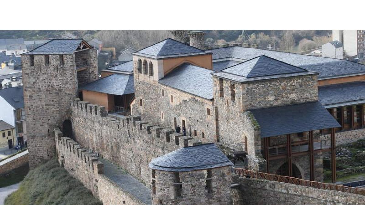 El castillo templario de Ponferrada, una de las muchas joyas históricas que se reparten por toda la provincia de León. L . DE LA MATA
