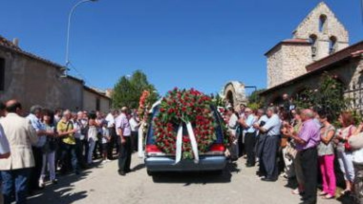 El público aplaude el féretro de Emilio Sierra al abandonar la iglesia de Llanos de Alba.