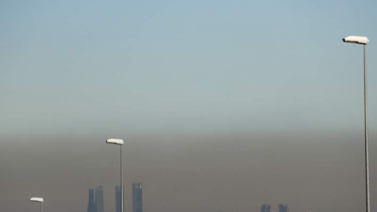 La capa de contaminación ayer en el cielo de Madrid. JUAN CARLOS HIDALGO