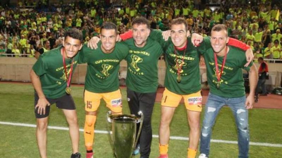 Juan Pablo, con el 15, posa con la Copa de Chipre. AEK LARNACA