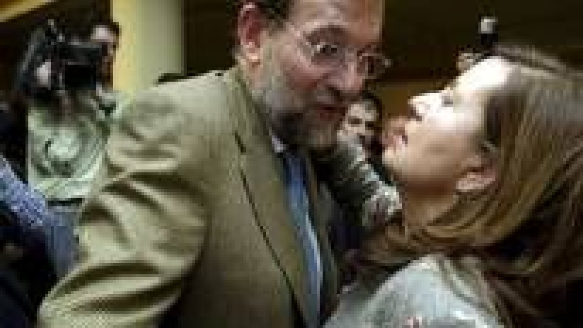 La esposa de Morano, María Encina, abraza efusivamente a Rajoy en el acto de ayer