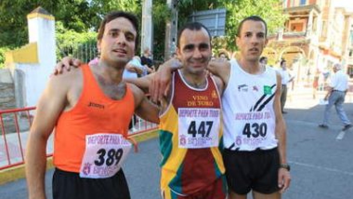 Los tres primeros posan junto a la línea de meta en Toral de los Vados.