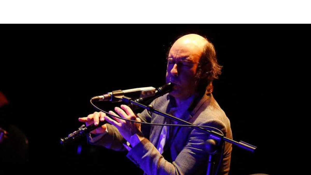 Carlos Núñez, en una actuación reciente en León. FERNANDO OTERO