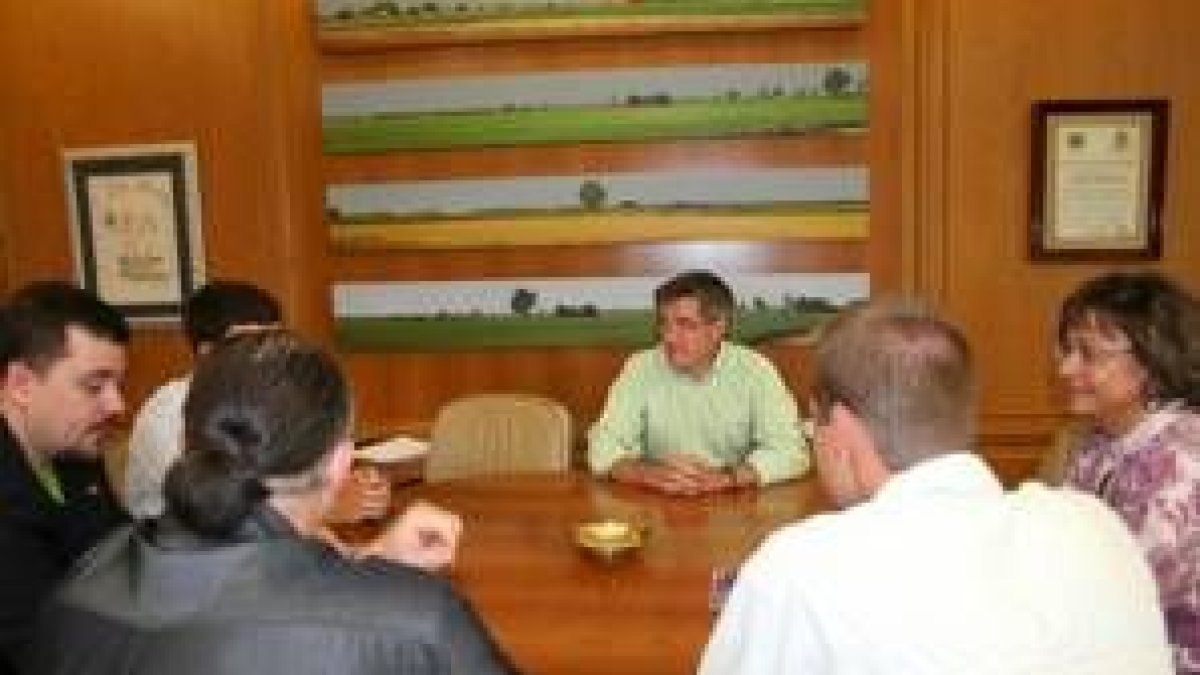 El alcalde de León en la reunión con miembros de la Asociación Leonesa de Astronomía
