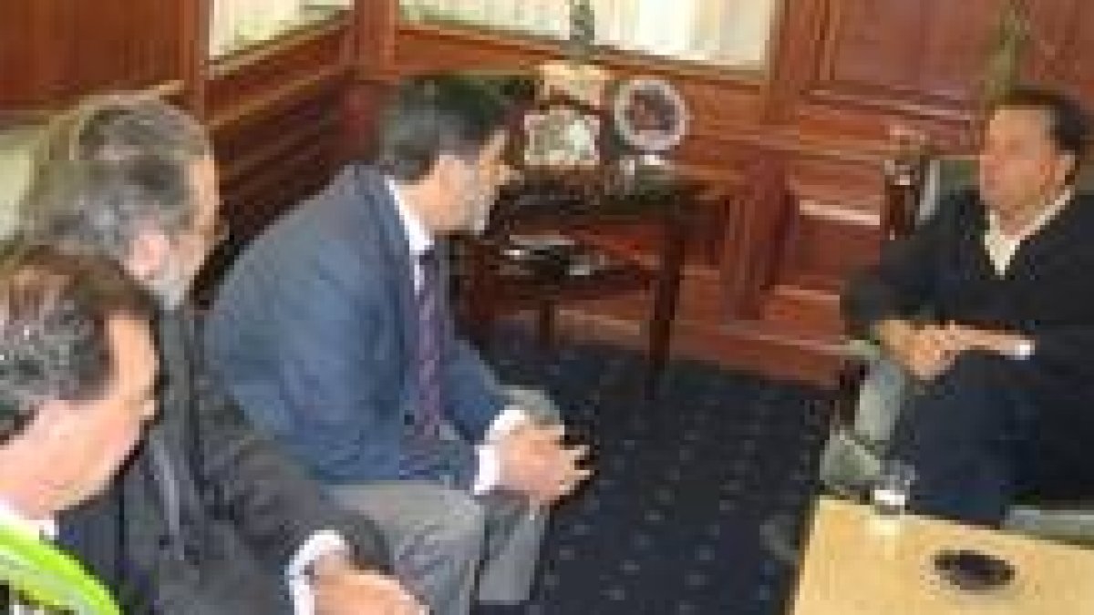 El rector, Ángel Penas, en su encuentro con el alcalde, Mario Amilia