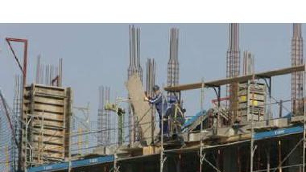 Un edificio en construcción en Ponferrada.