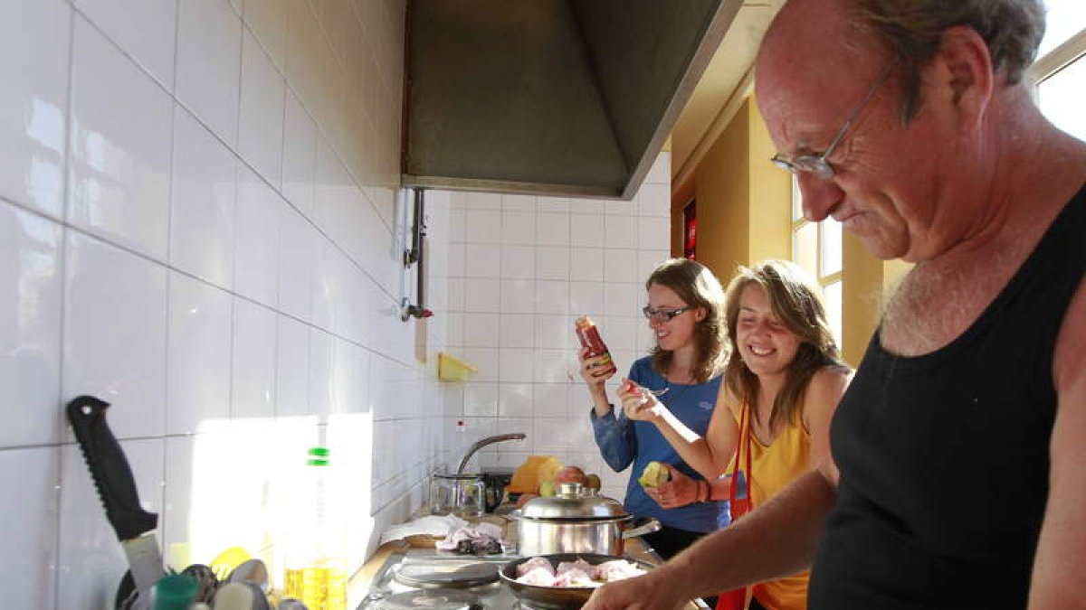 Las cocinas se llenan de platos típicos de cada país.