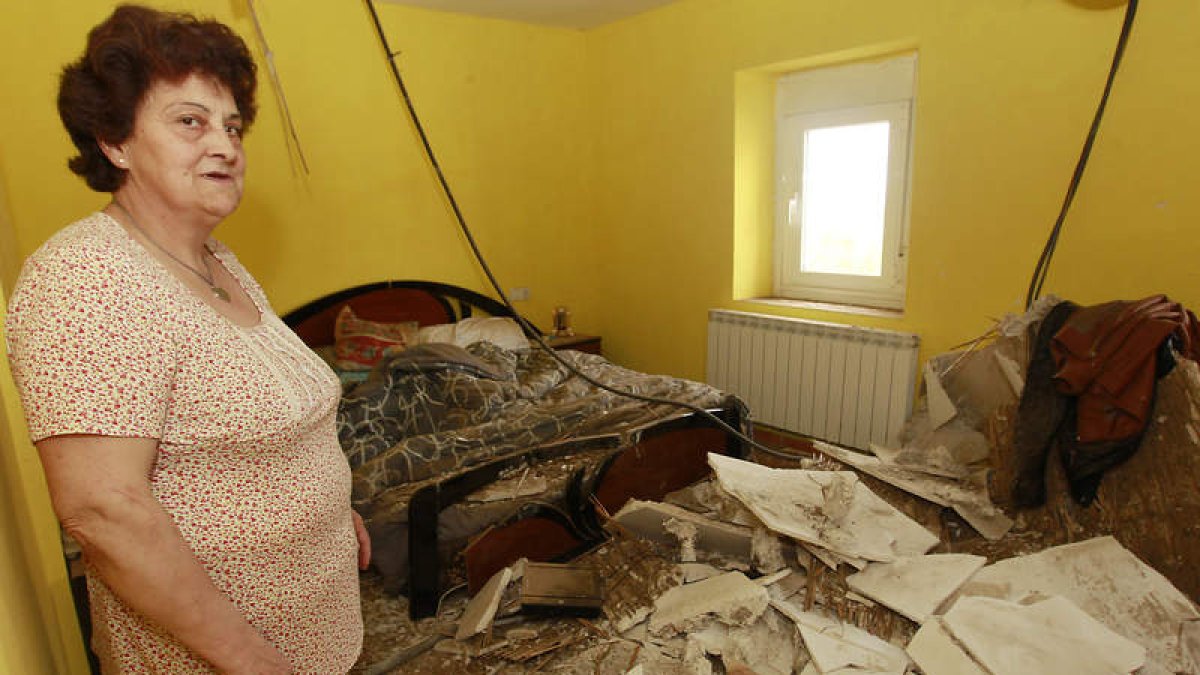 La inquilina de la vivienda muestra los desperfectos ocasionados.