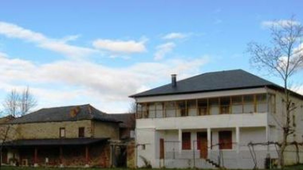 El edificio principal acogerá la sección cultural y el anexo un albergue con 30 plazas.