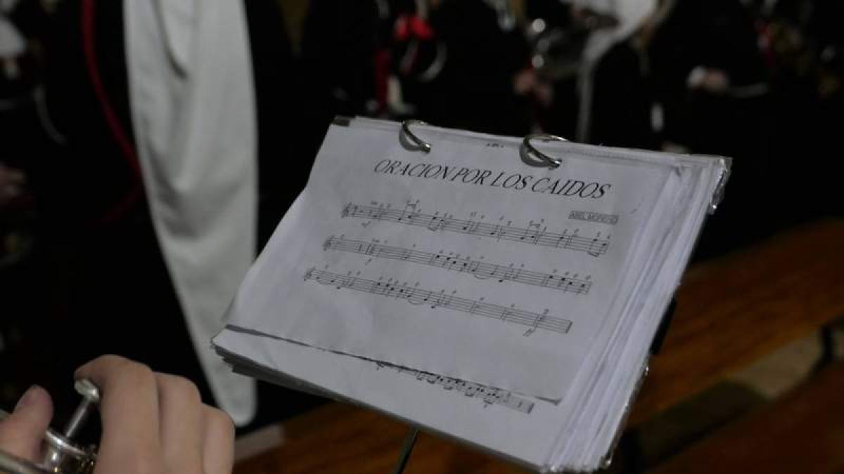 Un músico interpreta una marcha en una procesión. J. F. ZARDÓN