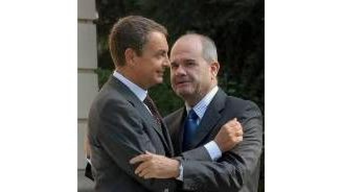 Zapatero y Chavez se abrazan en las puertas de La Moncloa