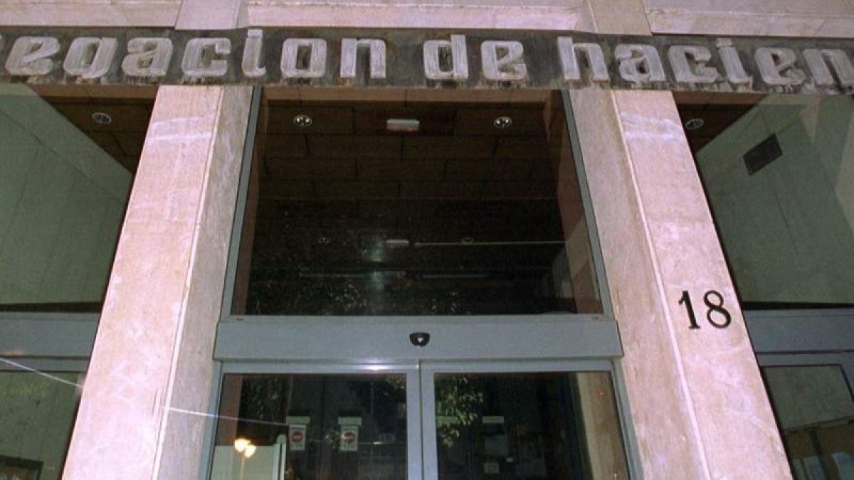 Imagen de la fachada de la Delegación de Hacienda en León. RAMIRO