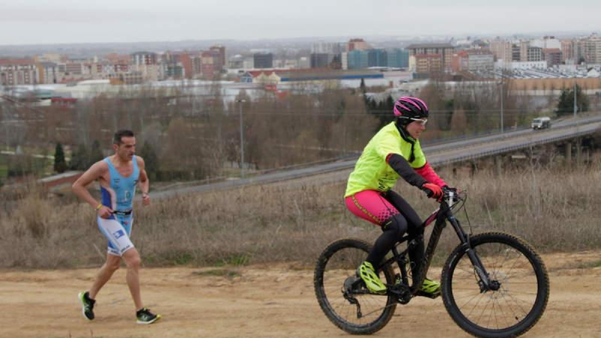 La primera edición de la carrera Runners contra Bikers tuvo como vencedores a los primeros que por el cómputo general sacaron 13 segundos a sus rivales. SECUNDINO PÉREZ