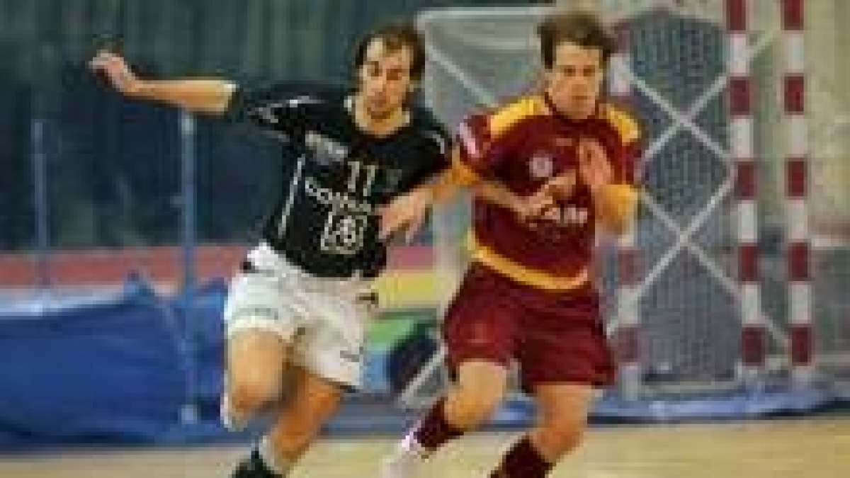 Dioguinho, a la derecha, trata de irse del marcaje del jugador del equipo coruñés Pablo Iglesias