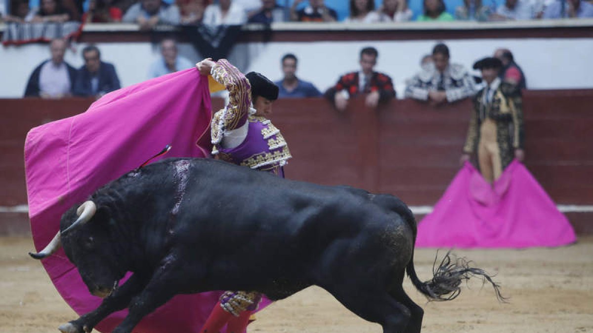El Fandi cortó tres orejas con una gran primera faena. JESÚS F. SALVADORES